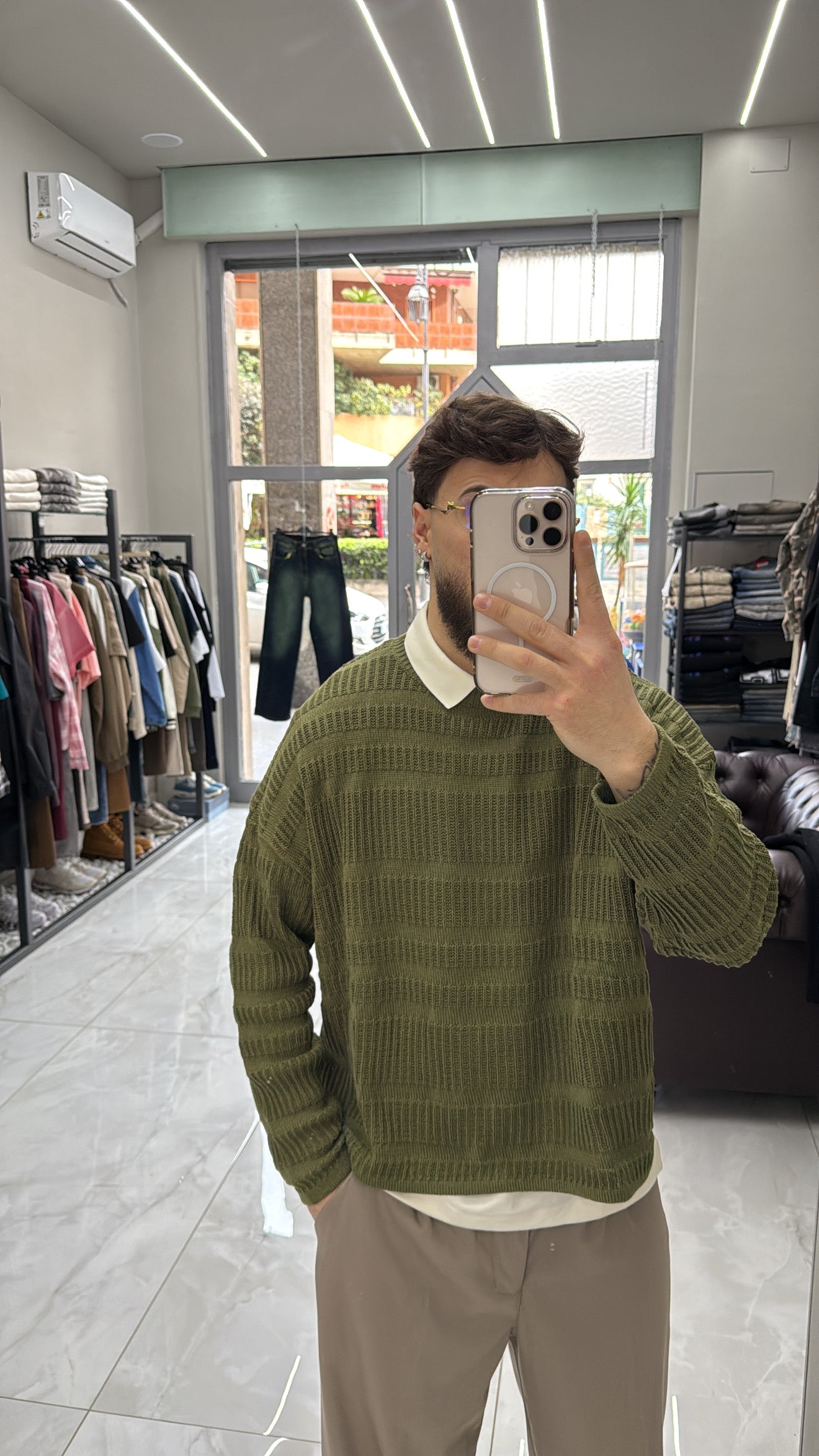 Outfit OUT OF OFFICE
